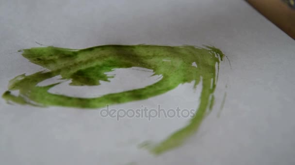 Дитячий живопис з синьо-зеленими акварелями — стокове відео