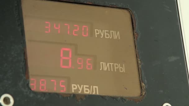 Tela com contagem de litros de gasolina e seu custo — Vídeo de Stock