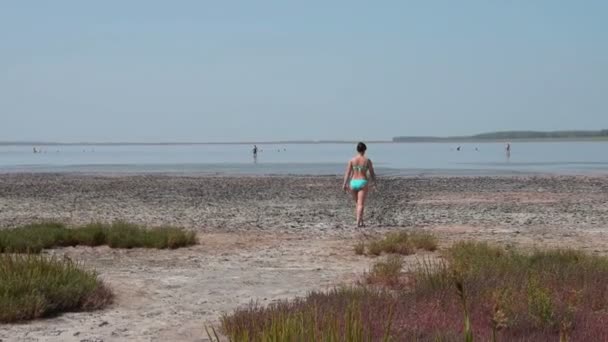 Woman at salty-bitter lake with mud, natural recreation — Stock Video