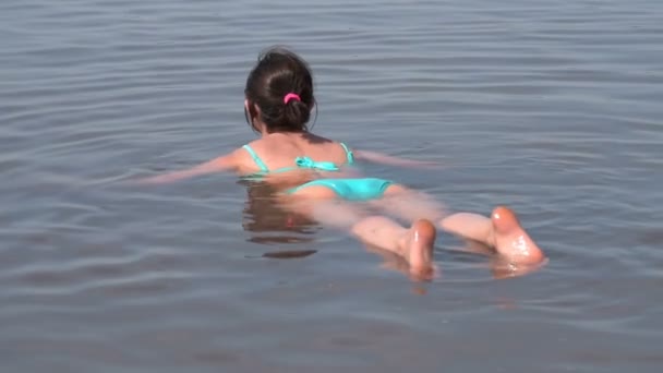 Agua salada del lago manteniendo a la mujer a flote — Vídeos de Stock