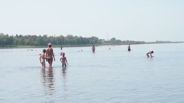 Az emberek a központban sós tó Karacsi, Oroszország — Stock videók
