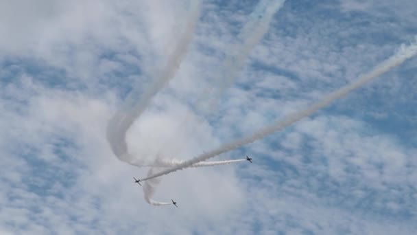 Команда реактивних літаків в небі — стокове відео