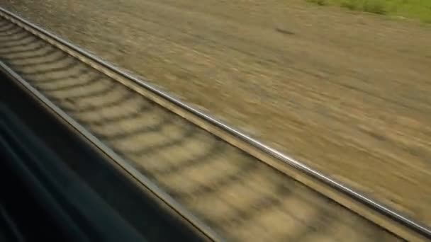 Titta ut från snabbgående tåg — Stockvideo