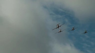 Uçak ekibi gökyüzünde.