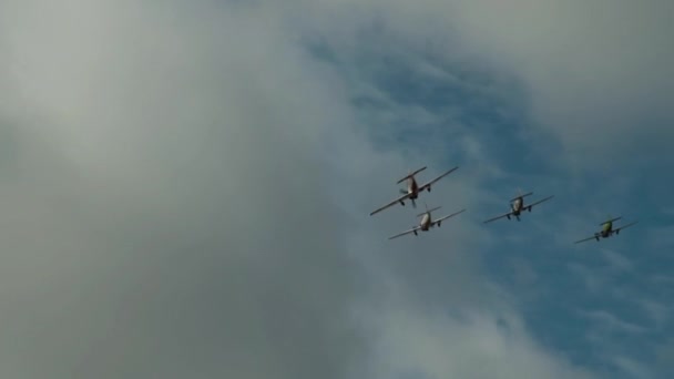 Equipo de aviones en el cielo — Vídeos de Stock