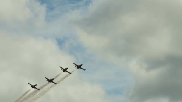 Vier straaljagers vliegen boven ons. — Stockvideo