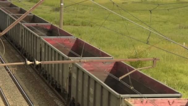 Prázdné železniční vozy jedoucího nákladního vlaku v zemi — Stock video