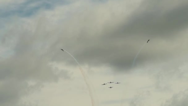 Desempeño del equipo acrobático en el cielo — Vídeo de stock