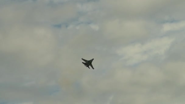 Aerobatic manoeuvre of fighter jet — Stok video