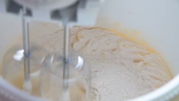 Mezclador haciendo masa de pastelería — Vídeos de Stock