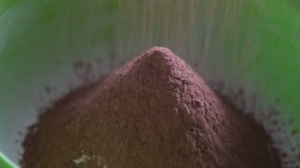 Tamizar el cacao en polvo para hacer masa de pastelería — Vídeo de stock