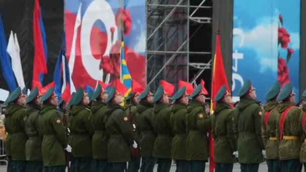 Солдаты на военном параде в России — стоковое видео