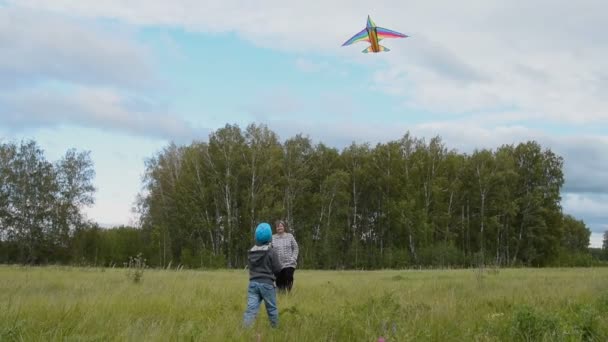 Летит воздушный змей на открытом воздухе с бабушкой — стоковое видео