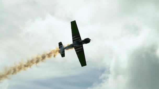 Lehké motorové letadlo na obloze — Stock video