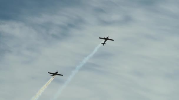 Planes doing mirror stunt — 图库视频影像