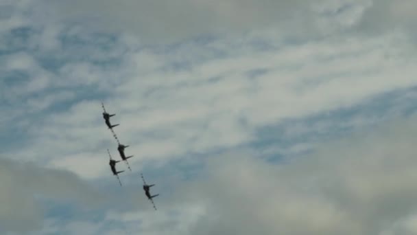 Überschallflugzeuge mit vier Kampfjets — Stockvideo