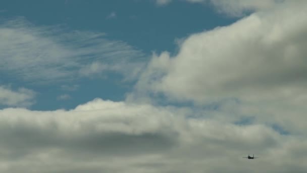 Истребитель в небе — стоковое видео