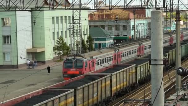 Comboios de carga e de passageiros na estação — Vídeo de Stock