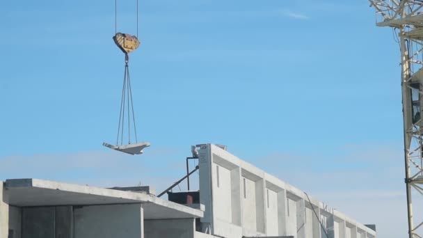 Crane delivering house panel — Stockvideo