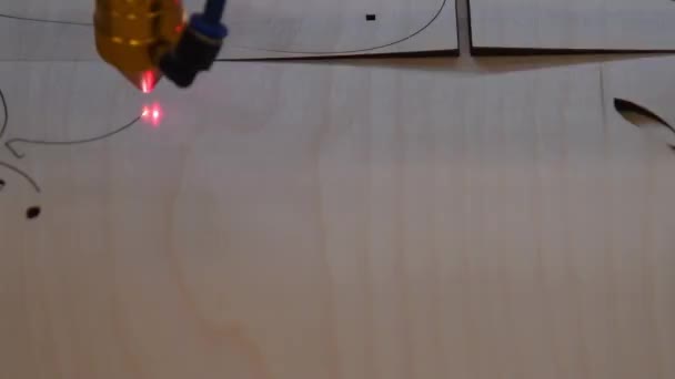 Holz geschnitten mit Lasermaschine — Stockvideo