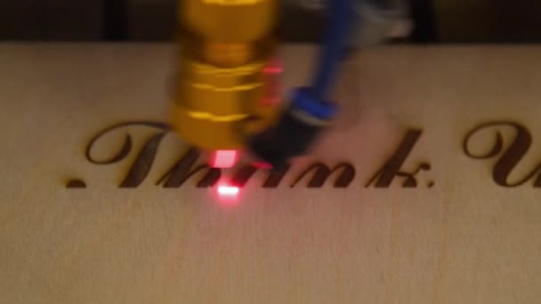 Gravure sur bois avec faisceau laser 