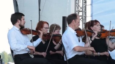 Performance of orchestra