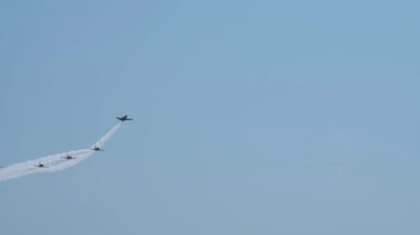 Jets doing aerobatics