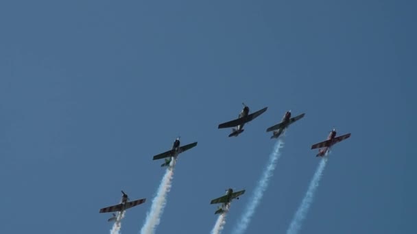 Egy csapat kaszkadőr repülő az égen. — Stock videók