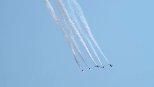 Jets in formation against blue sky — Stock video