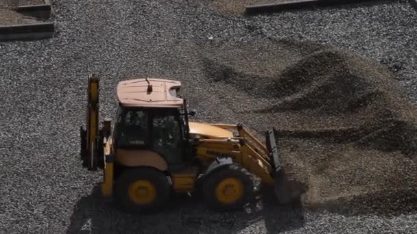 Tractor grabbing gravel — 图库视频影像