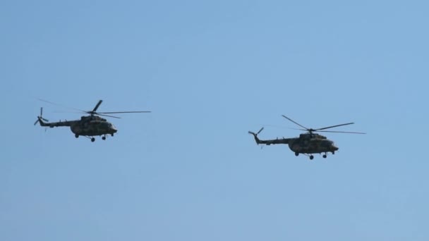 Hélicoptères militaires dans le ciel — Video