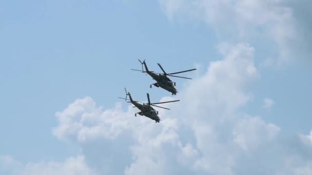 Helikoptrar i himlen — Stockvideo