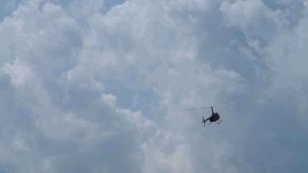 Piloten utför färdigheter i helikopterflygning — Stockvideo