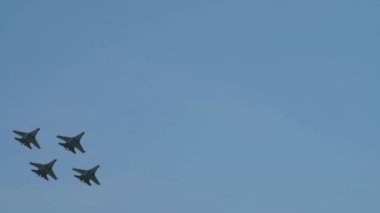 Jet savaş uçakları gökyüzünde