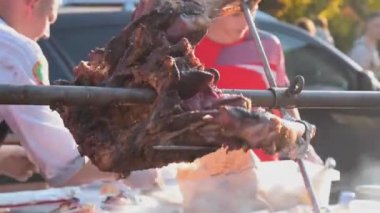 Kızarmış kuzu salyası