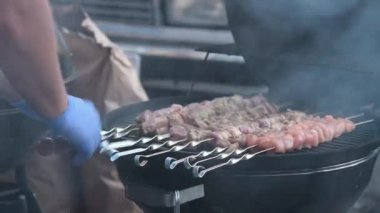 Sokakta ızgarada et şişi pişirmek.