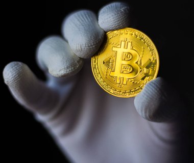Elinde beyaz eldivenlerle Bitcoin 