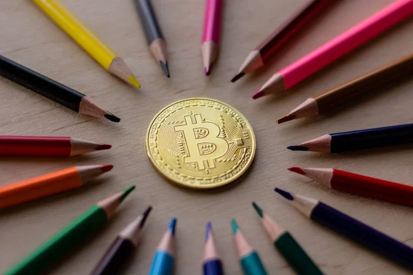 Bitcoin renkli kalemlerle ortada. 