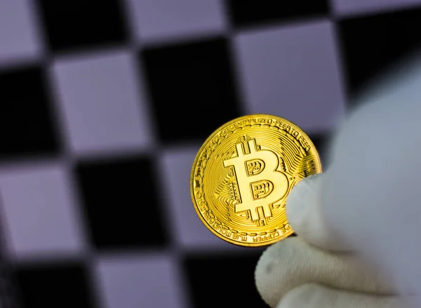 Satranç tahtası arkaplanındaki bitcoin