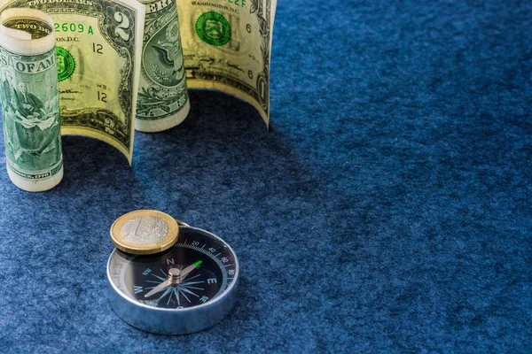 Dolar banknotları ve Avro parası pusula üzerine