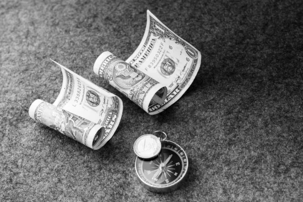 Pusula üzerindeki dolar ve avro paraları siyah ve beyaz renkler 