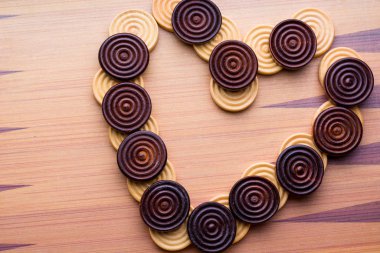 Tahta arka planda Chekers 'ın kalbi