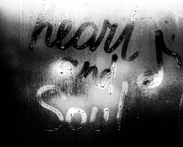 Надпись Руки Сердце Душа Музыкальным Символом Туманном Стекле Черно Белые — стоковое фото