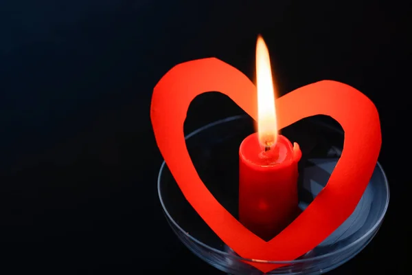 Vela Roja Forma Corazón Enla Oscuridad — Foto de Stock