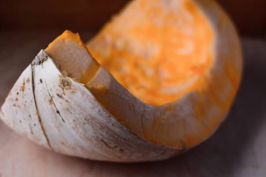 Tahta bir masada büyük bir balkabağı parçası.