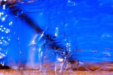 Gökyüzü arkaplanına karşı şeffaf plastik panel