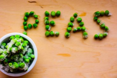 Tahtada donmuş yeşil bezelyeler