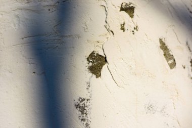 Beton duvarda beyaz cephe sıvası