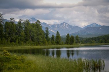 Dağ zirvelerinin arka planında Dağ Gölü