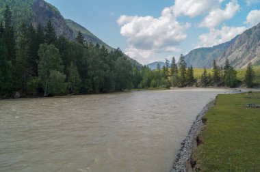 Gökyüzüne karşı güzel bir dağ manzarası